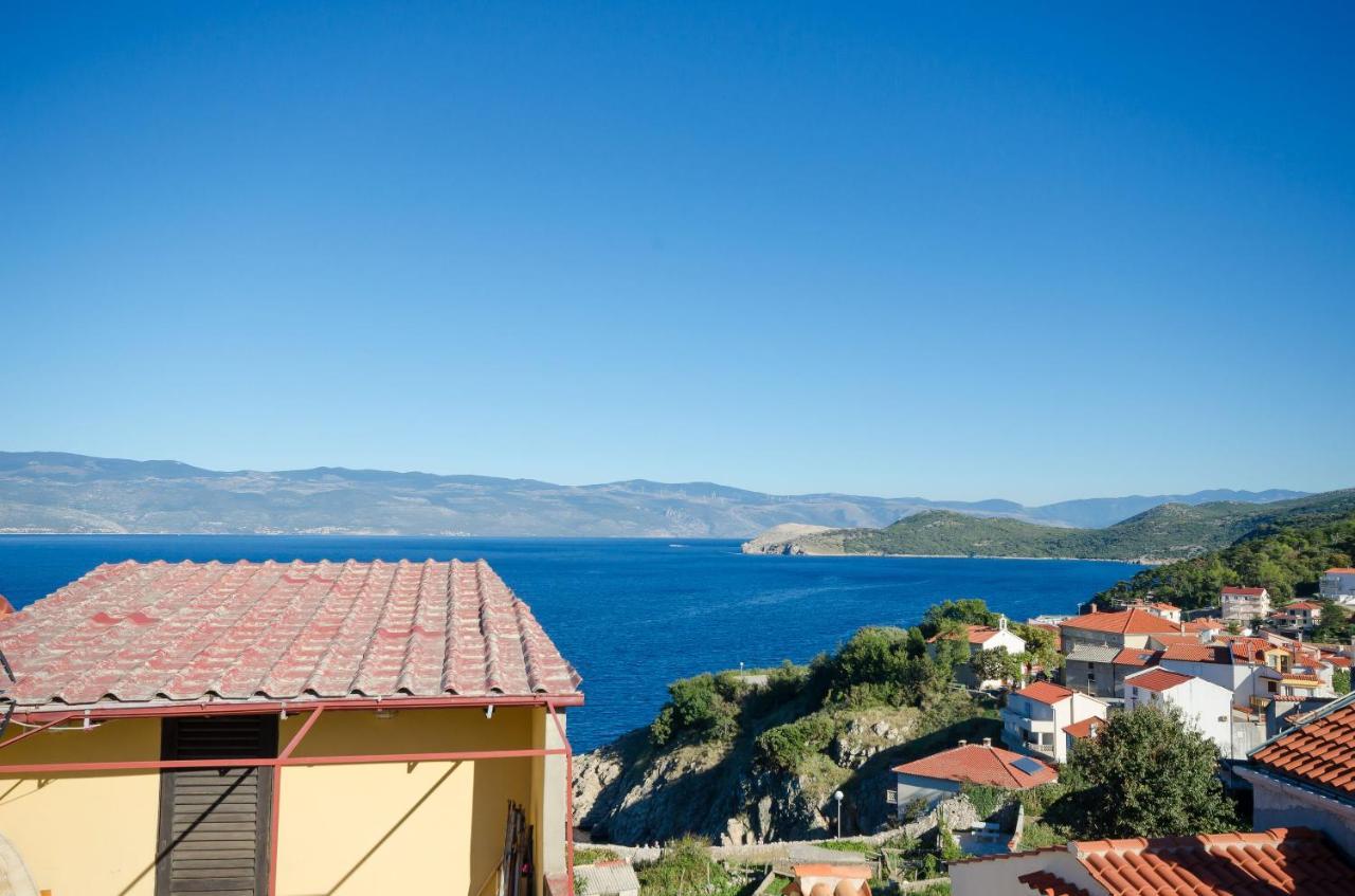 Under Ancient Roofs Vrbnik Apartment Bagian luar foto