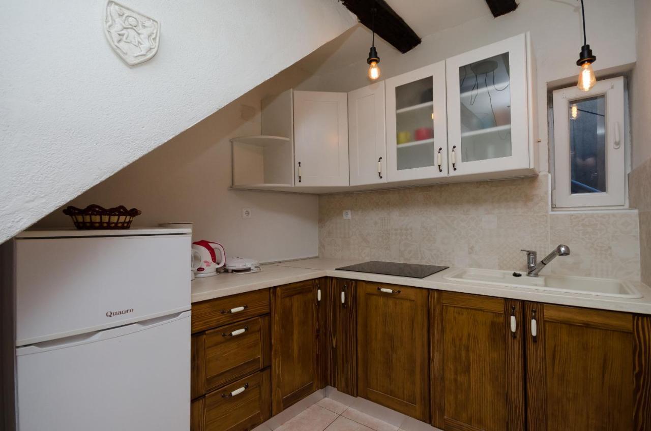 Under Ancient Roofs Vrbnik Apartment Bagian luar foto