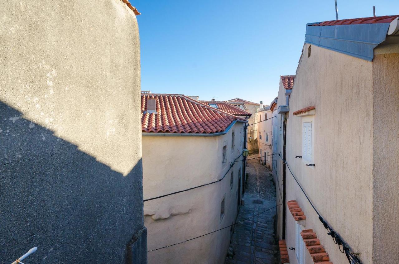 Under Ancient Roofs Vrbnik Apartment Bagian luar foto