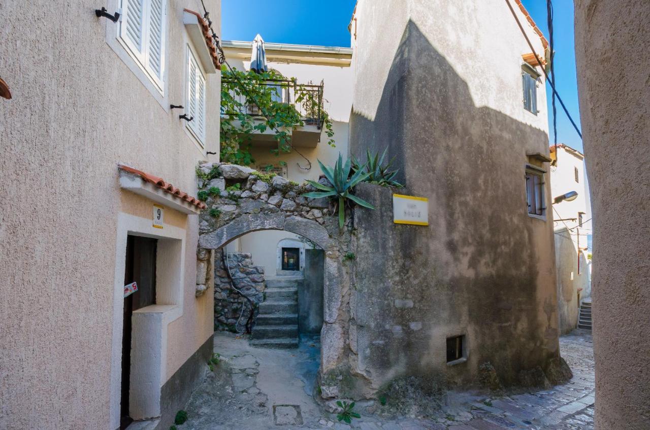 Under Ancient Roofs Vrbnik Apartment Bagian luar foto