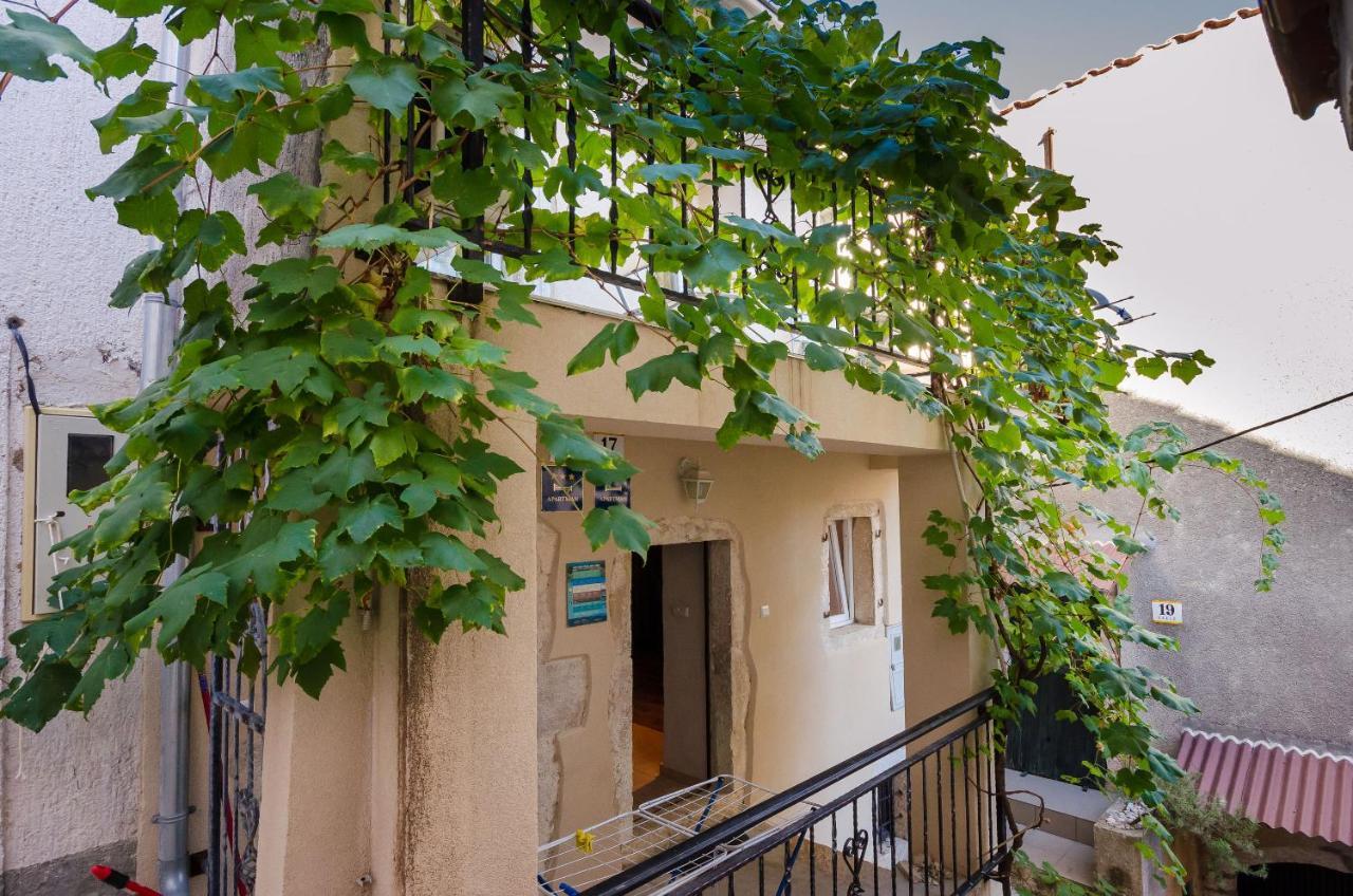 Under Ancient Roofs Vrbnik Apartment Bagian luar foto