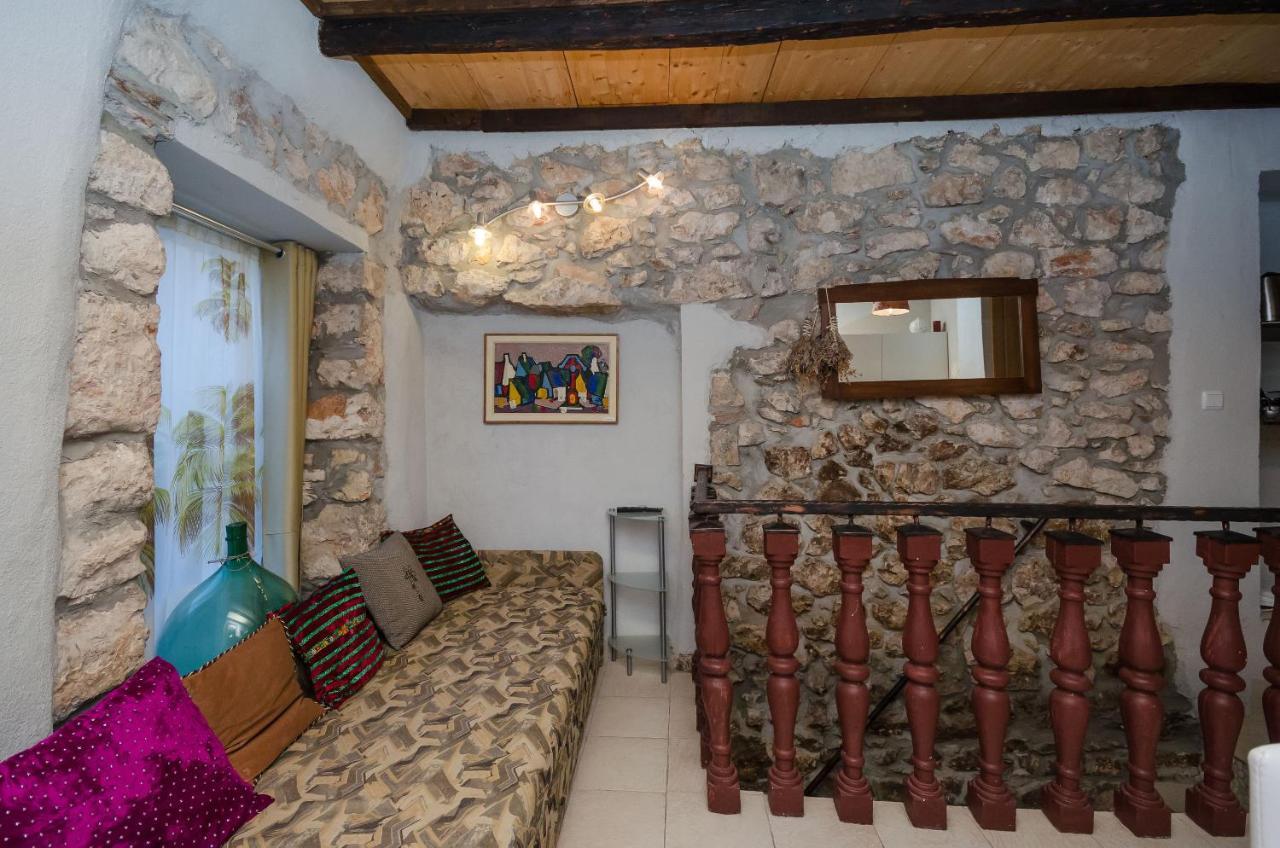 Under Ancient Roofs Vrbnik Apartment Bagian luar foto