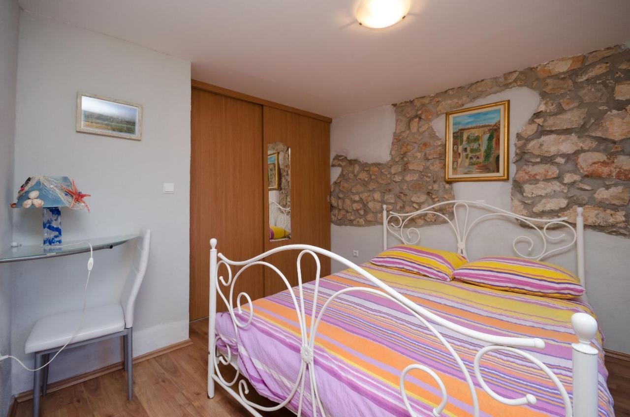 Under Ancient Roofs Vrbnik Apartment Bagian luar foto