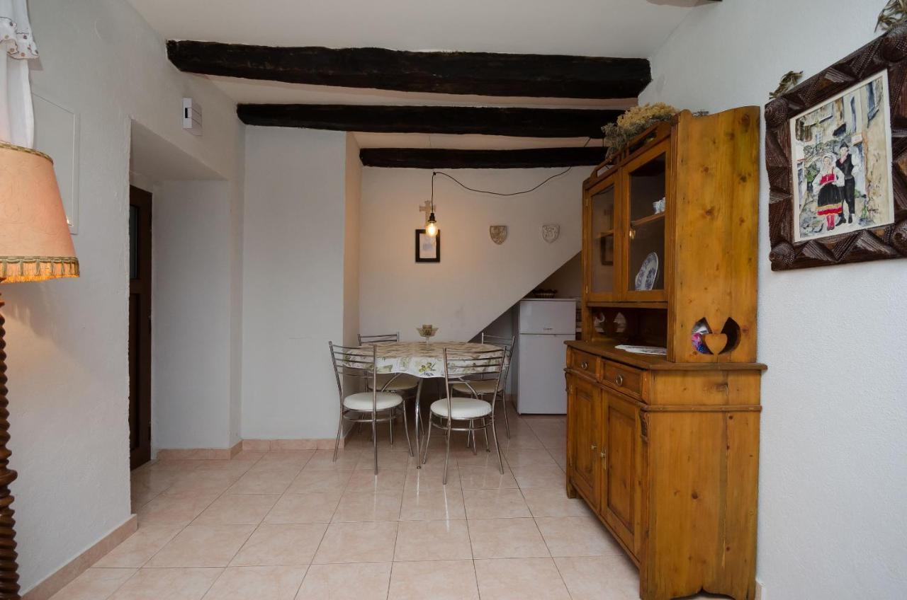 Under Ancient Roofs Vrbnik Apartment Bagian luar foto