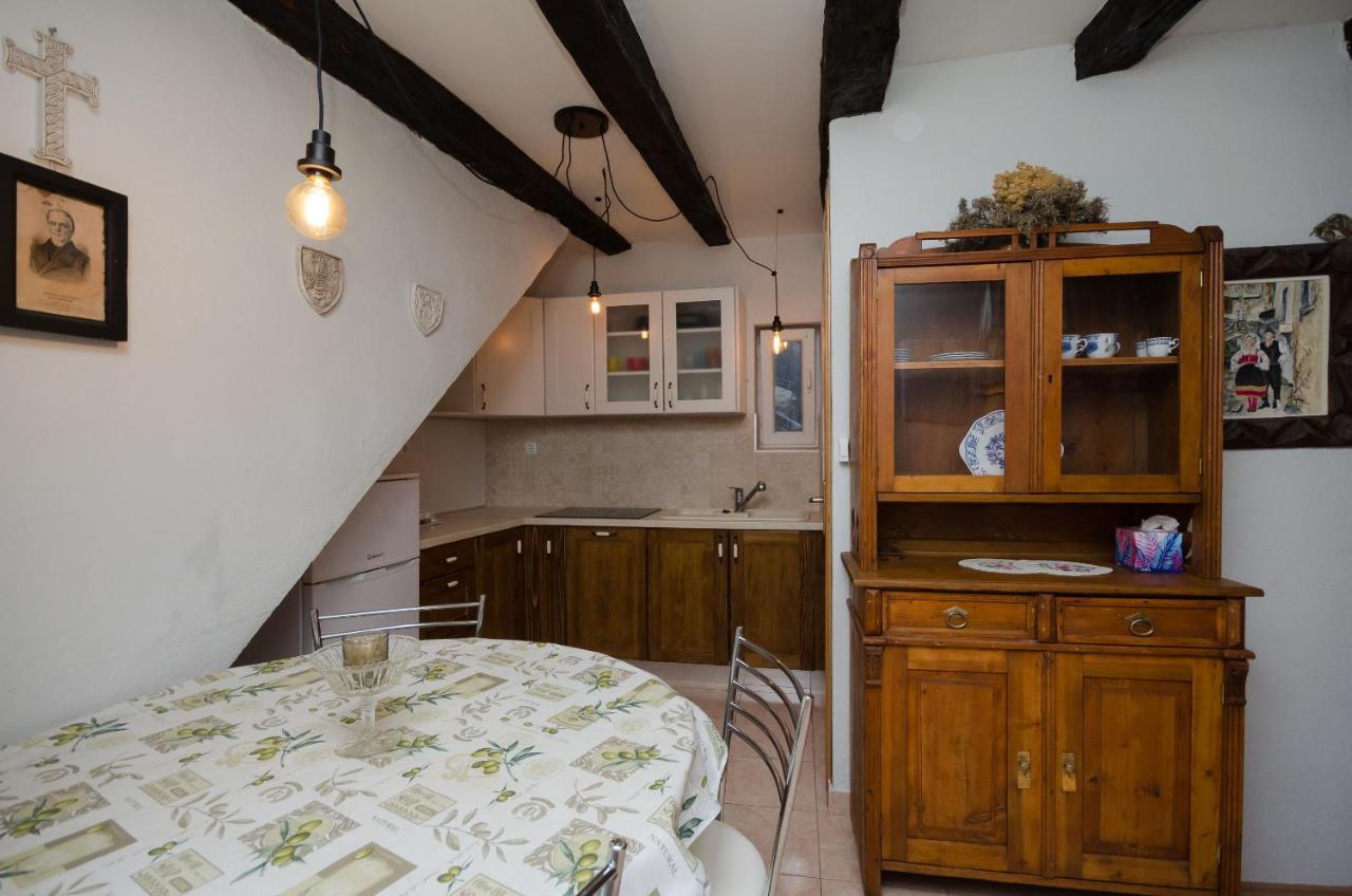 Under Ancient Roofs Vrbnik Apartment Bagian luar foto