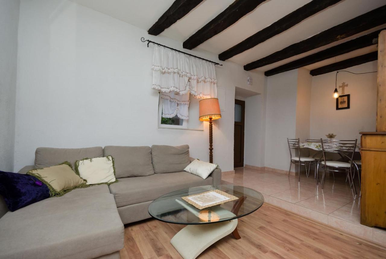 Under Ancient Roofs Vrbnik Apartment Bagian luar foto