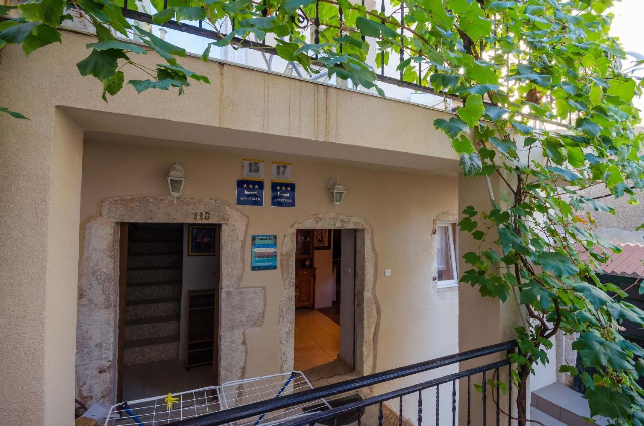 Under Ancient Roofs Vrbnik Apartment Bagian luar foto