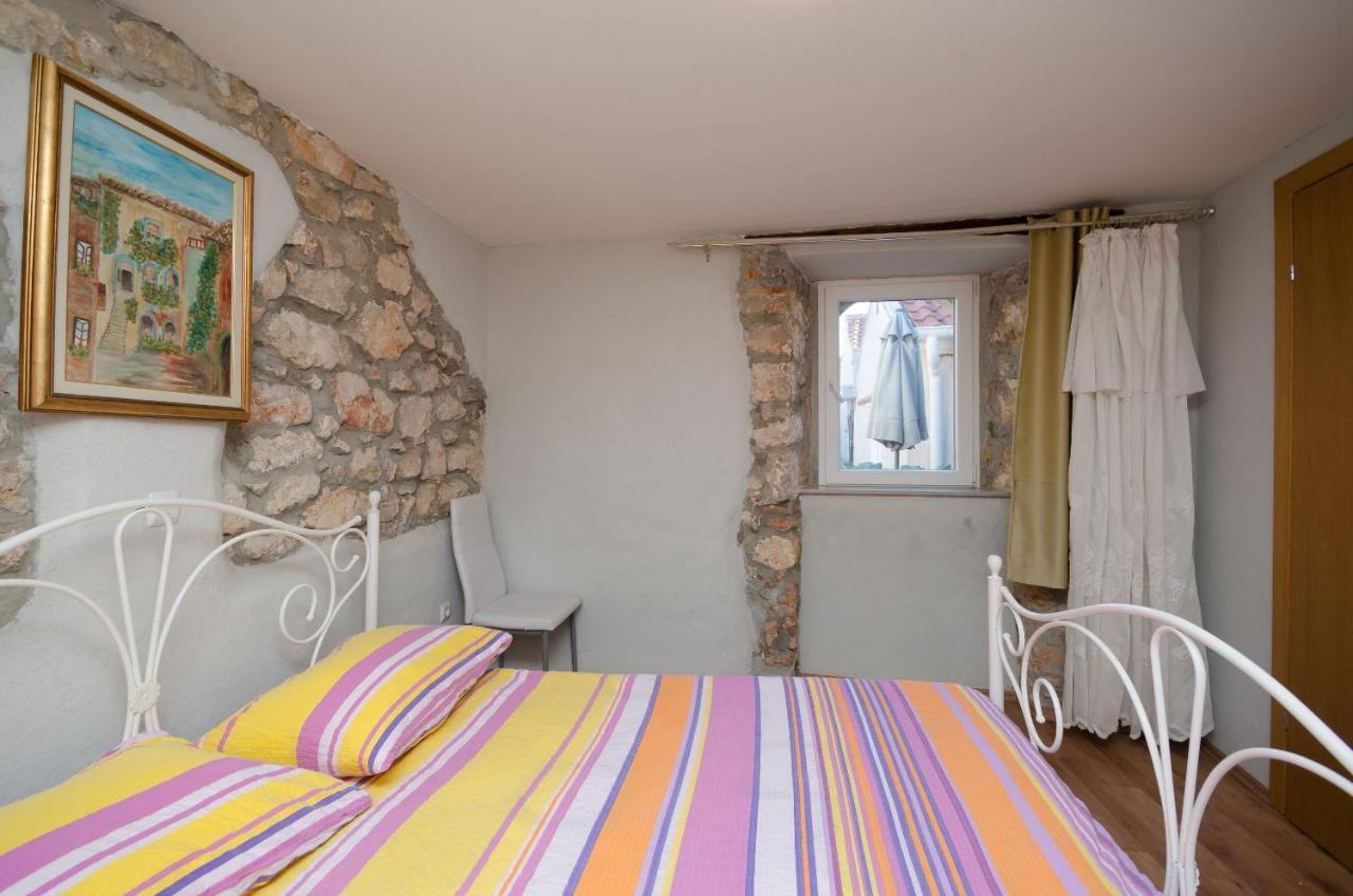 Under Ancient Roofs Vrbnik Apartment Bagian luar foto