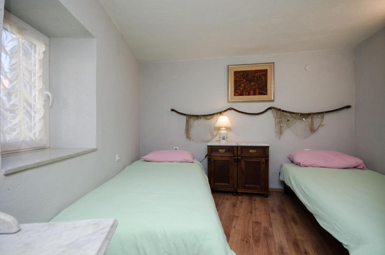 Under Ancient Roofs Vrbnik Apartment Bagian luar foto