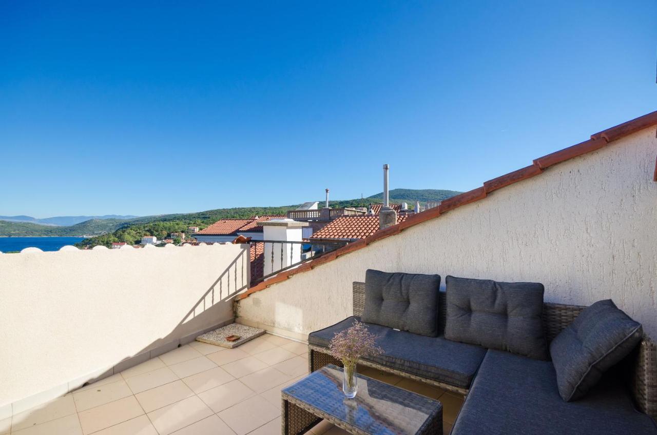 Under Ancient Roofs Vrbnik Apartment Bagian luar foto