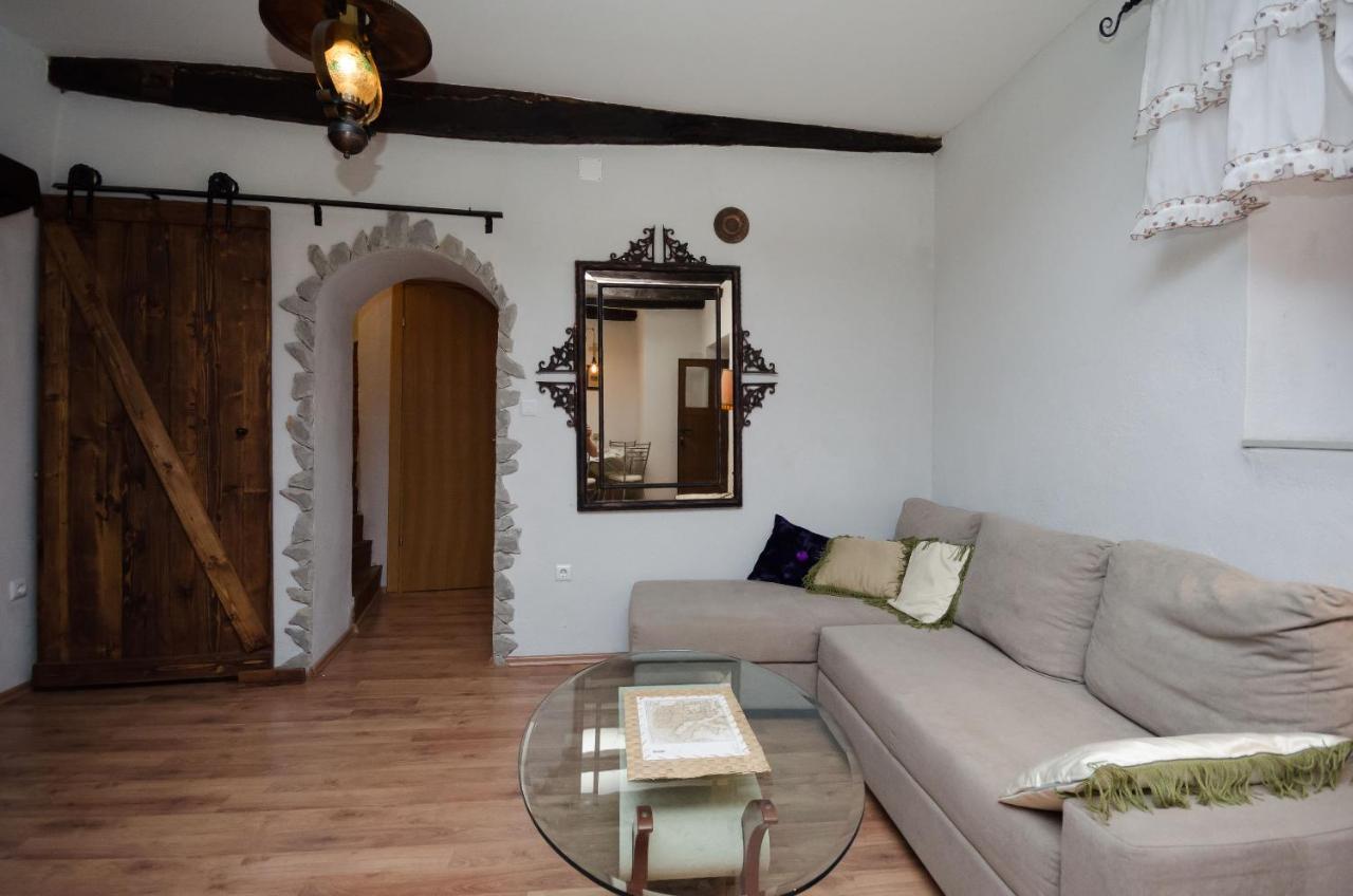 Under Ancient Roofs Vrbnik Apartment Bagian luar foto