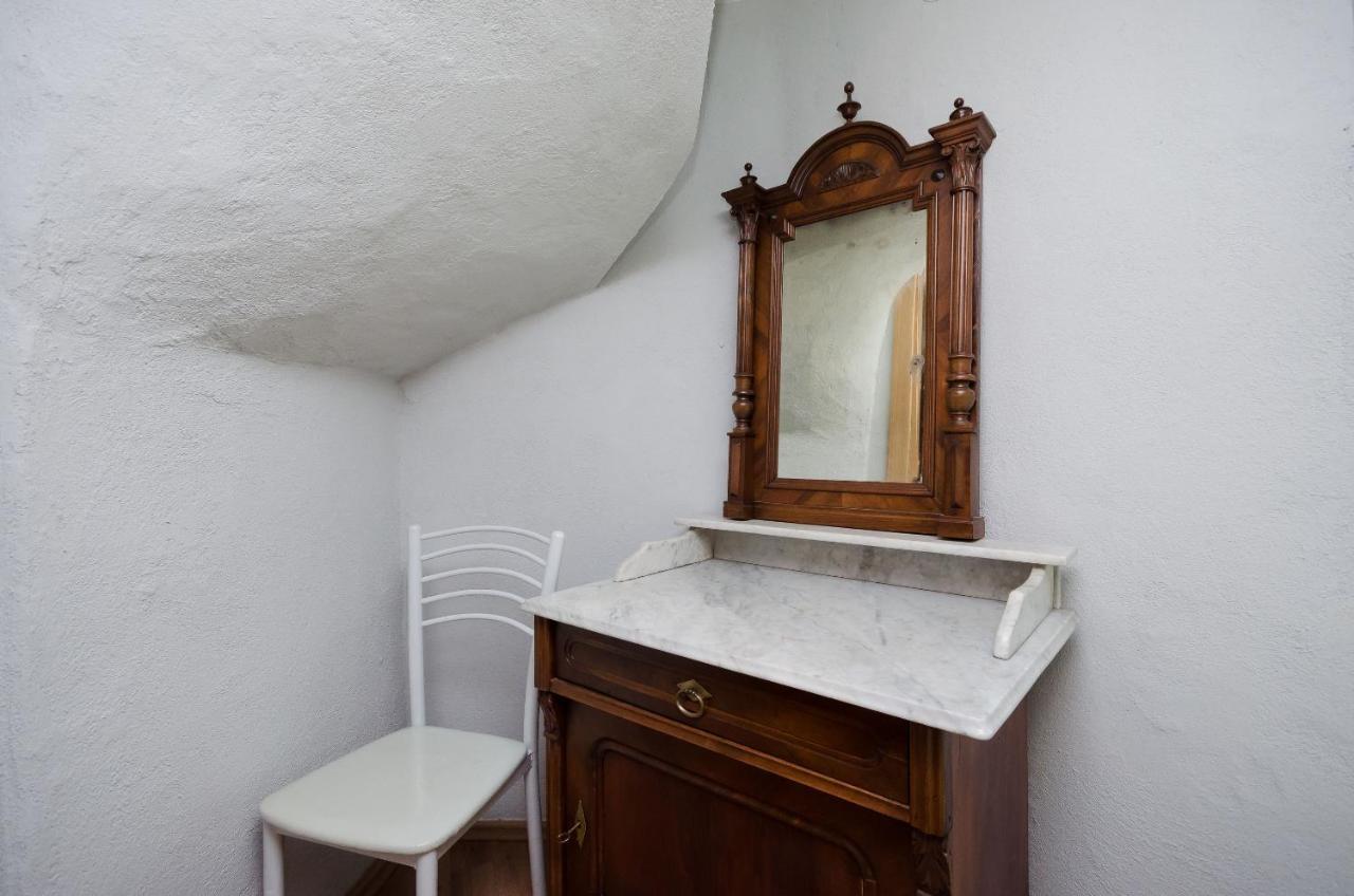 Under Ancient Roofs Vrbnik Apartment Bagian luar foto