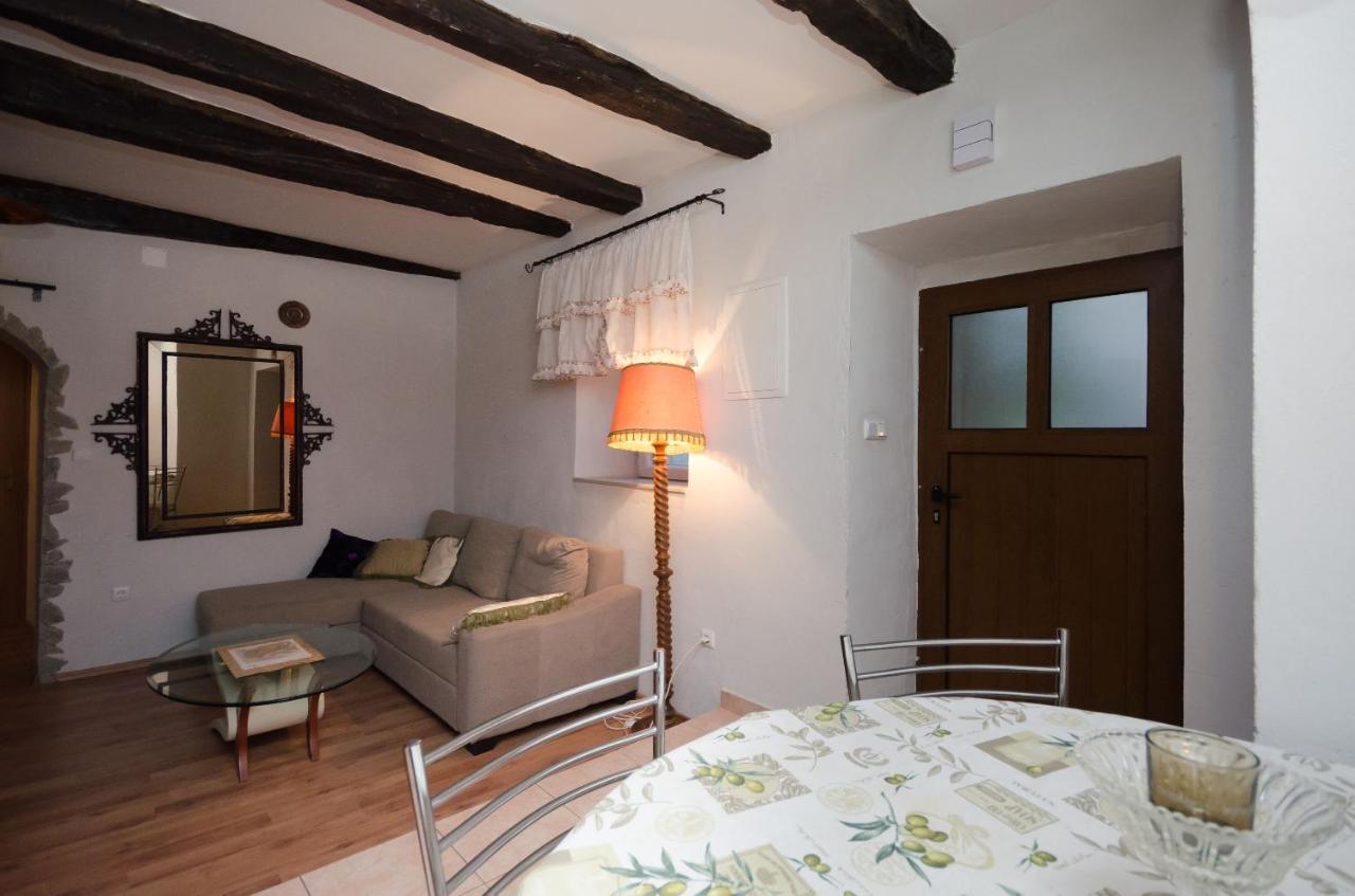 Under Ancient Roofs Vrbnik Apartment Bagian luar foto