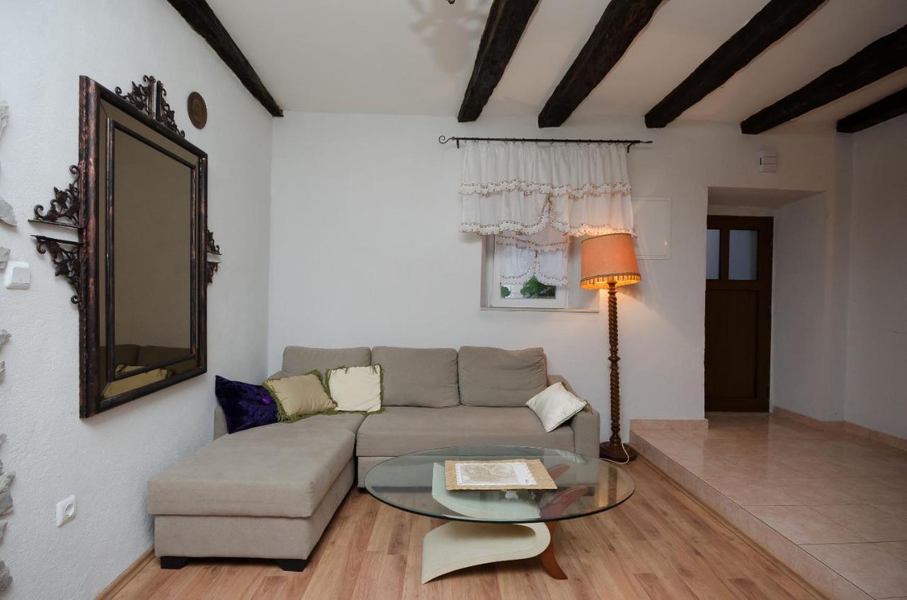Under Ancient Roofs Vrbnik Apartment Bagian luar foto