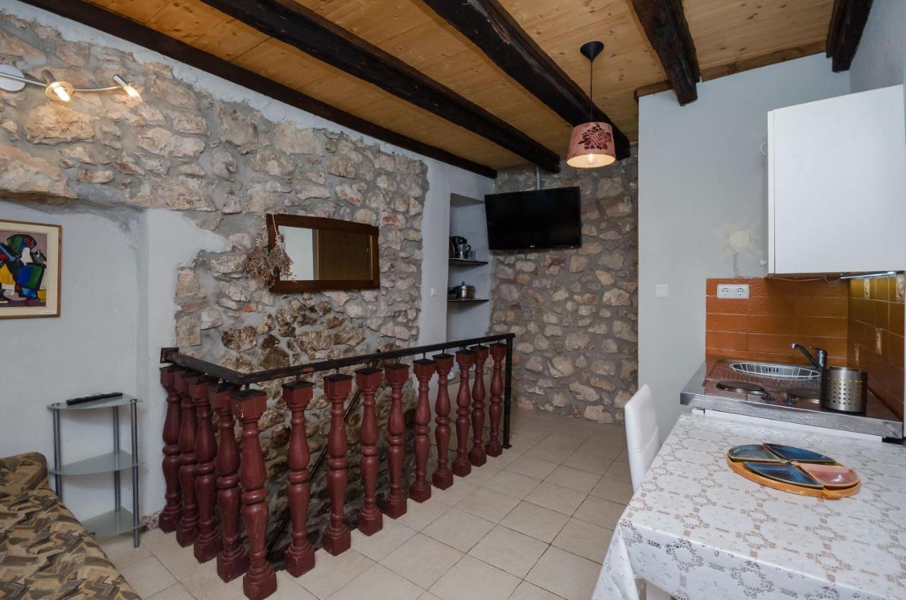 Under Ancient Roofs Vrbnik Apartment Bagian luar foto