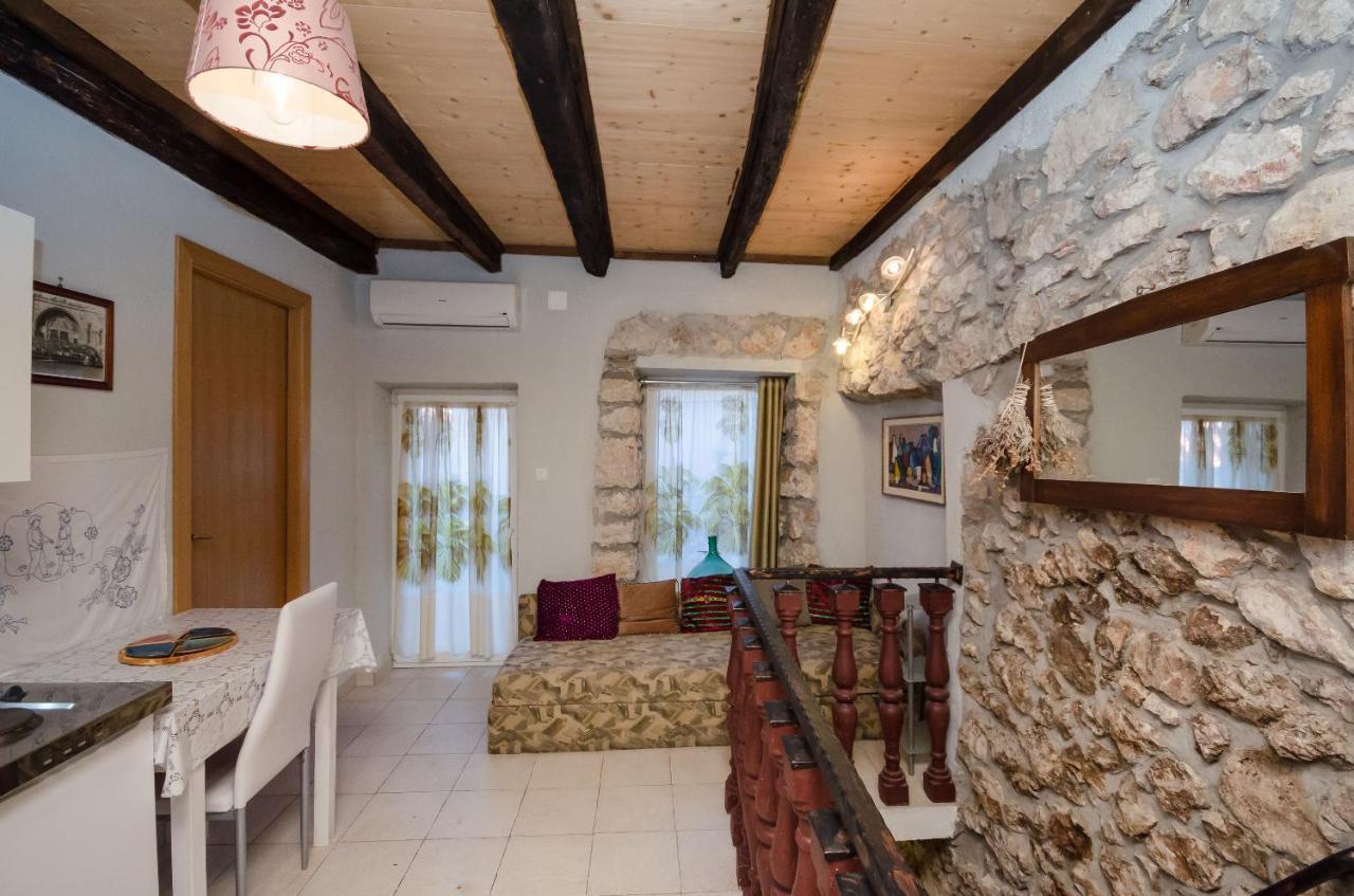 Under Ancient Roofs Vrbnik Apartment Bagian luar foto