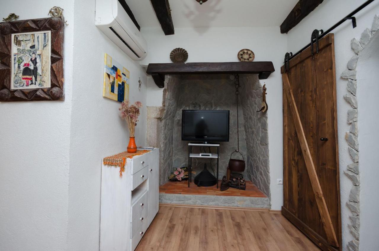 Under Ancient Roofs Vrbnik Apartment Bagian luar foto